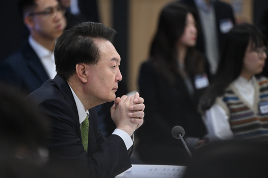 윤석열 대통령이 30일 경기도 성남시 판교제2테크노밸리기업지원허브에서 열린 '국민과 함께하는 민생토론회- 일곱번째, 상생의 디지털, 국민권익 보호'에서 주제 영상을 시청하고 있다.  대통령실 제공.